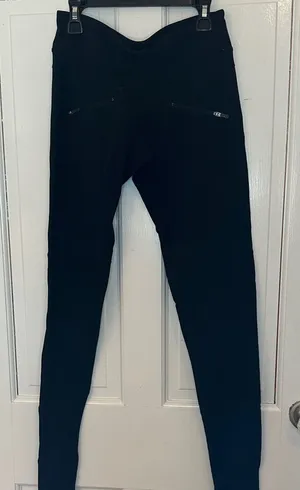 Lululemon‎ Women's Black Leggings with Zipper Pockets size 6 EUC thumbnail 1