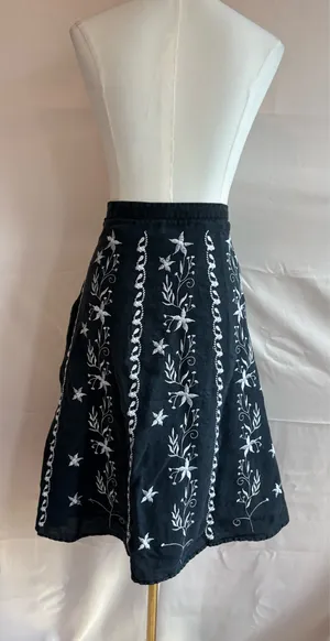 Lucy & Laurel Women's Black Linen A-Line Skirt with White Floral Embroidery Size thumbnail 2