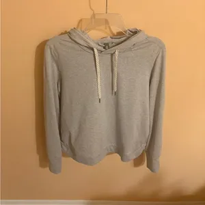 Vuori Halo Essential Hoodie in Light Gray Heather thumbnail 2