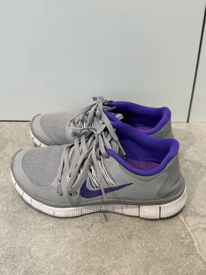 Nike Women's Gray Running Sneakers with Purple Lining thumbnail 3