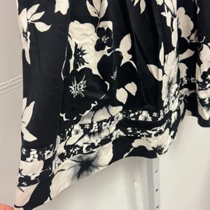 White House Black Market Floral A-Line Skirt Black White Pleated Pockets Size 4 thumbnail 4