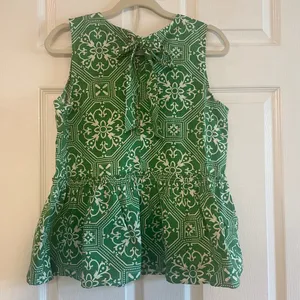 Ann Taylor sleeveless top featuring a green and white geometric print size med thumbnail 4