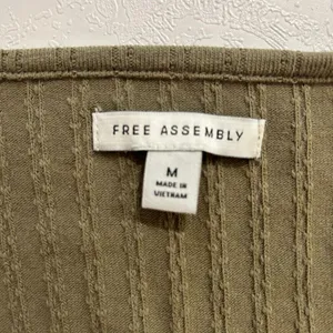 Free Assembly Olive Green Ribbed Button Front Tank Top Size Medium | Peplum Draw thumbnail 3