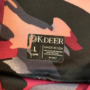 K-DEER Womens High Waisted Capri Leggings Abstract Camo‎ Burgundy Pink Gray L thumbnail 2