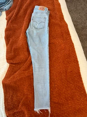 Levi's 721 High-Rise Skinny Jeans thumbnail 3
