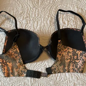 Victoria's Secret 32-D Black and Pink Snake Print Bra thumbnail 5