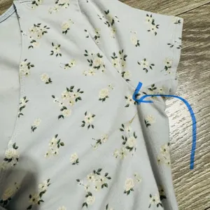 Hollister Light Blue Floral Baby Tee Small Wrap Side‎ Tie V-Neck Short Sleeve thumbnail 7