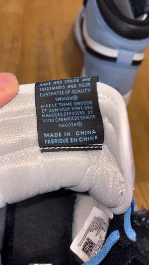 Air Jordan 1 Retro High OG University Blue thumbnail 6