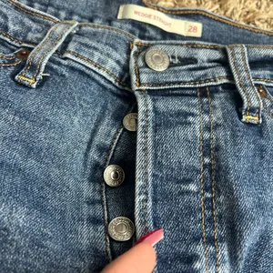 Levi’s Wedgie Straight High Rise Distressed Jeans Sz 28 thumbnail 11