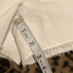 ZARA Shorts White Jean Shorts Women’s Size 12 Distressed Edging Side Slit Shorts thumbnail 13
