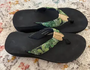 Cabelas Womens Platform Flip Flops Black Green Tropical Palm‎ Leaf Wedge Sandals thumbnail 1