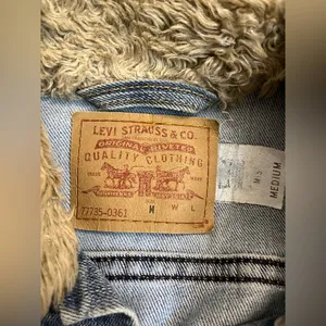 Y2K Levi’s fur collar denim jacket thumbnail 3