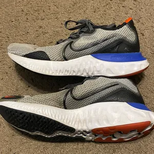Womens Nike Renew‎ Run Size 6 Gray White Blue CW7437-001 thumbnail 1