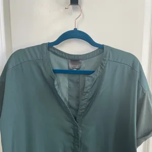 Lysse Mixed Media V-Neck Top Women S Teal Green Workwear Minimalist Short Sleeve thumbnail 4