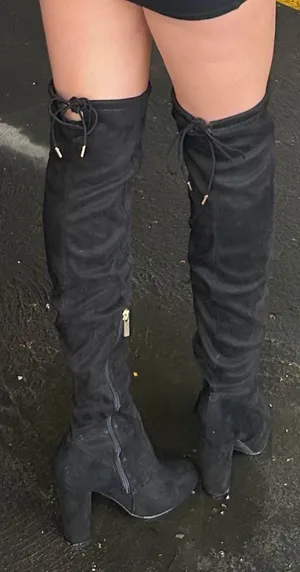 black boots Size 8 thumbnail 2