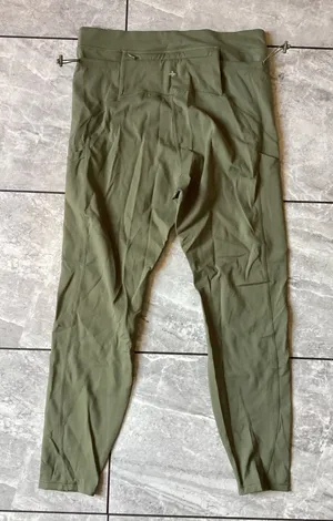 Halara NWOT Women Olive Green High Waisted 7/8 Active Leggings Pockets Size L thumbnail 1