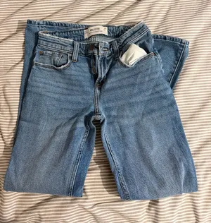 Hollister Medium Wash Low-Rise Straight Jeans thumbnail 1