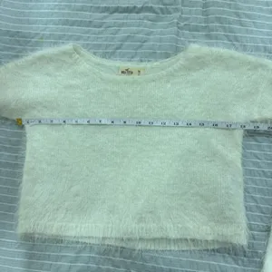 Hollister Cropped Fuzzy Sweater Medium‎ thumbnail 4