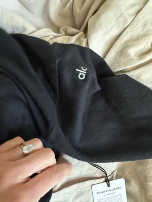 Alo Soho Yoga Pullover Black thumbnail 4
