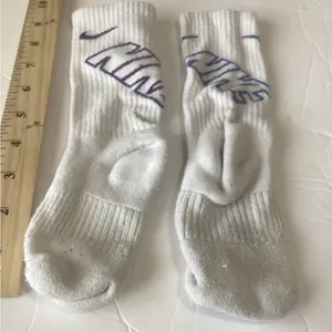 Nike White mix matched Purple and Blue Athletic Crew Socks size small thumbnail 5