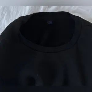 Women’s Black Crewneck Sweatshirt Soft Cozy Minimalist Pullover Size Large thumbnail 4