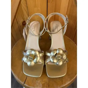 Liz Claiborne Hawes LT Gold size 8.5 heels nwt￼￼ thumbnail 2