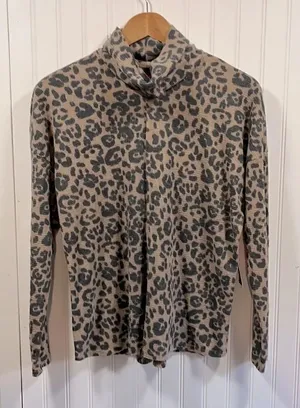 Vince Camuto leopard print cowl neck long sleeve top thumbnail 1