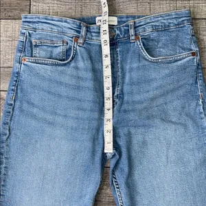 Zara High Rise Straight Leg Light Blue Wash Raw Distressed Hem Jeans thumbnail 6