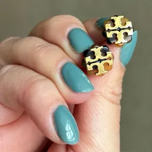 Tory Burch Signature Logo Flower Resin Stud Earrings thumbnail 1