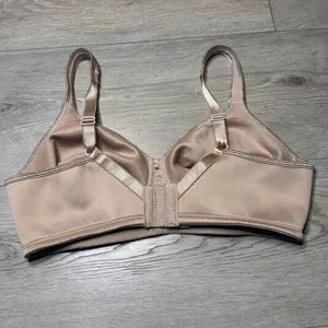 Playtex 4803‎ 18 Hour Silky Soft Smoothing Satin Trim Wireless Bra 38C thumbnail 2