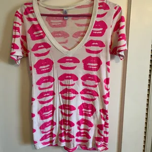 Pink and white lips v neck Size M thumbnail 4
