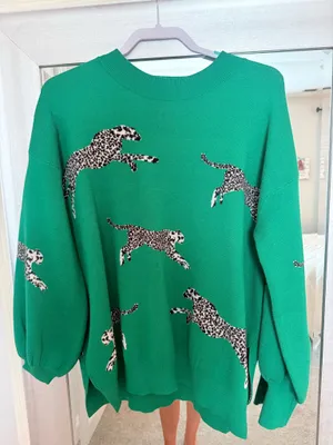 Green cheetah sweater Size M thumbnail 1