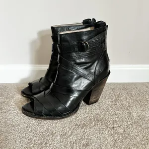 Freebird by Steven Joker Black Leather Heeled Booties Peeptoe Strappy Black Sz 9 thumbnail 4