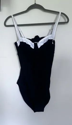 NWT Quince Black & White Italian Underwire One-Piece Swimsuit Size Small thumbnail 1