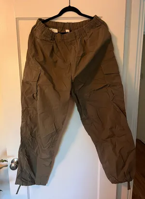 Uniqlo Cargo Green Pants thumbnail 1