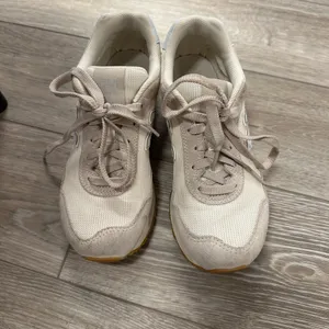 New Balance Women's Beige and White Sneakers thumbnail 3