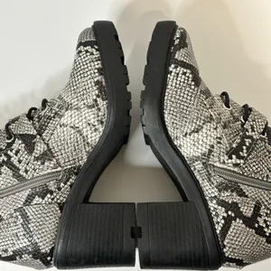 Shoedazzle Adrianna Shoes Block Heel Bootie Black White Faux‎ Snakeskin Size 6 thumbnail 5