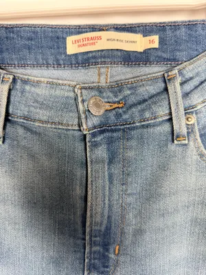 Levi's signature high rise skinny jeans thumbnail 2
