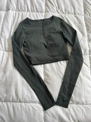 Lululemon Ebb to Street Long Sleeve Shirt Smoked Spruce Padded Crop Top size 2 thumbnail 1