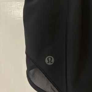 Lululemon Hotty Hot Shorts Women‎ 8 Black Low-Rise Mesh Athletic SF Logo Running thumbnail 5