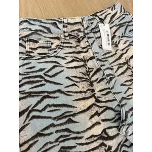 NWT Nasty Gal Tiger Print Denim Wide Leg Jeans Size 6 thumbnail 11