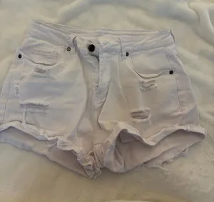White jean shorts Size M thumbnail 1