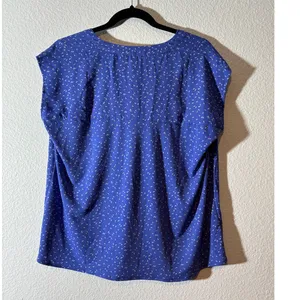 Ann Taylor Factory Size S Blue Micro Leaf/Feather Pattern V-Neck Cap Sleeve Top thumbnail 3