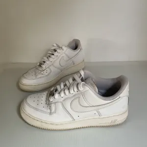 Nike Air Force 1 ’07 White Women’s Size 8 Leather Sneakers DD8959-100 thumbnail 3