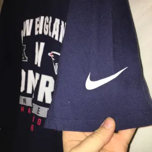 Nike NEW ENGLAND PATRIOTS NAVY BLUE GRAPHIC T-SHIRT thumbnail 2