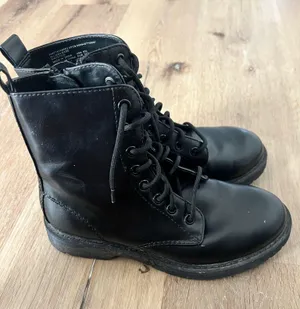 Amazon Black boots thumbnail 2