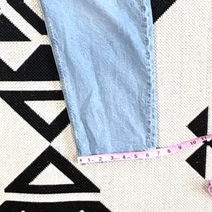 American Eagle x The Jeans Redesign Mom Jean in Washed Blue Size 14 thumbnail 8