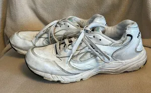 New balance, white lace up tennis shoe size 9 1/2 thumbnail 2
