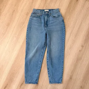 Madewell Baggy Tapered Jeans in Markwood Wash thumbnail 4