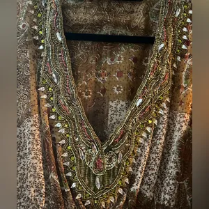 Divya a brown paisley-patterned dress /top with a beaded V-neckline Size Large thumbnail 3